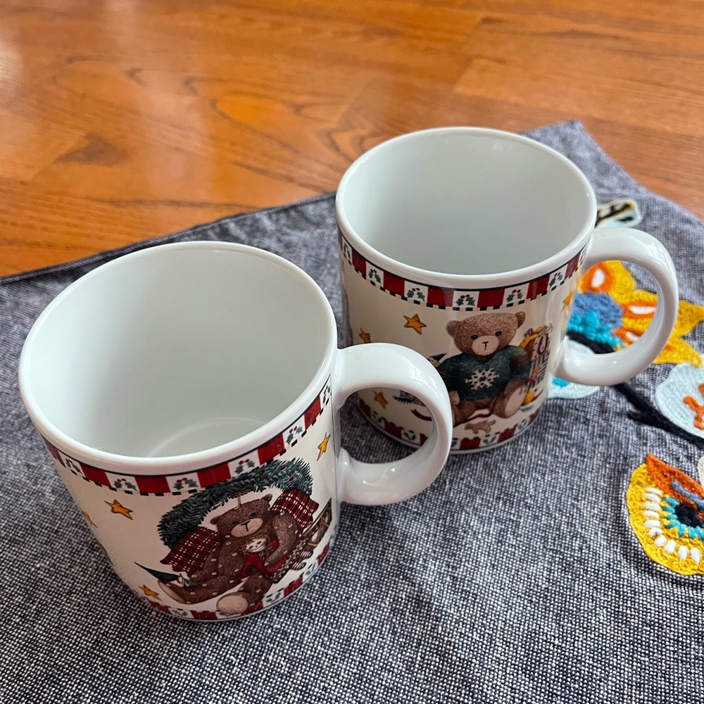 A pair of Sakura Christmas bears mugs, 1998 Debbie Mumm